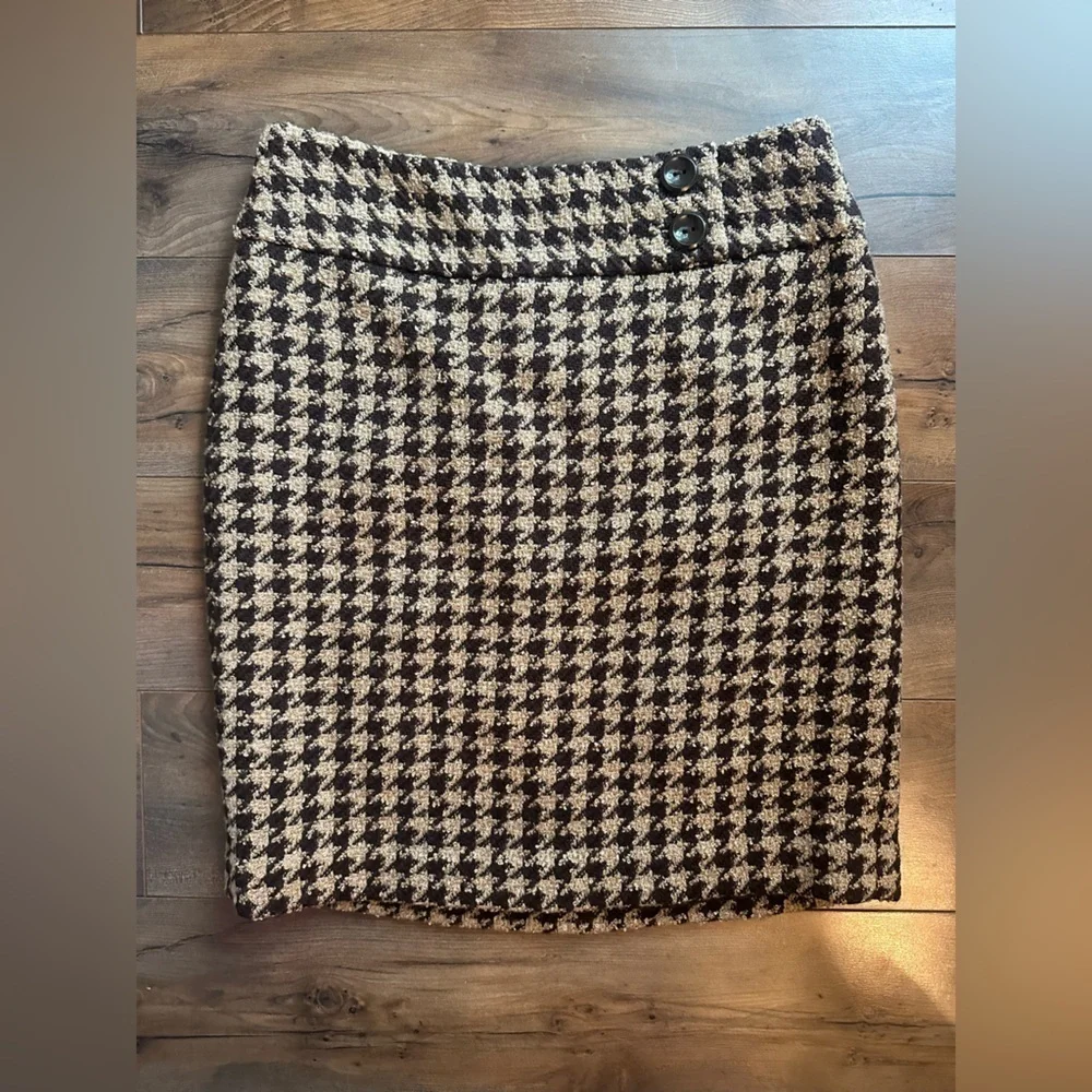 Ann Taylor Houndstooth Pencil Skirt with Button Detail – Size 6